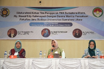 Ketua Tim Penggerak PKK Sumatera Utara Nawal Lubis bersama Dekan Fakultas Ilmu Budaya (FIB) Universitas Sumatera Utara (USU) Tengku Thyrhaya Zein, serta Wakil Ketua Darma Wanita Persatuan (DWP) USU Sri Rahayu Kartini saat mengisi materi dalam silaturahmi bersama DWP FIB USU di Gedung Serbaguna Tengku Amin Ridwan FIB USU, Medan, Jumat (27/5).
