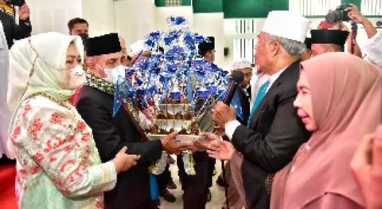 Gubernur Sumatera Utara (Sumut) Edy Rahmayadi didampingi Ketua Tim Penggerak Pemberdayaan dan Kesejahteraan Keluarga (TP PKK) Provinsi Sumut Nawal Lubis menghadiri acara Wisudawan dan Wisudawati Tahfiz Qur'an Pesantren Jabal Noor di Balai Prajurit Kodam 1/BB, Jalan Gatot Subroto Medan, Sabtu (28/5/2022)