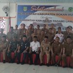 Plt Bupati Palas drg.H.Ahmad Zarnawi Pasaribu Cht,MM.M.Si Bersama Bupati Rohul H.Sukiman dan Wakil Bupati Rohul H.Indra Gunawan Kodim 0313/KPR letkol Arhanut Muliyadi,S.Ip dan jajaran Pimpinan OPD Rohul - Palas Foto bersama di aula Rumah Dinas Bupati Rohul, Senin (30/05/2022