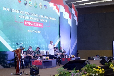 Gubernur Sumatera Utara (Sumut) Edy Rahmayadi menjadi Pembicara pada Rapat Koordinasi Percepatan Realisasi APBD kabupaten/kota dan pembangunan infrastuktur di Hotel Santika Dyandra, Jalan Kapten Maulana Lubis, Medan, Selasa (31/5). Edy Rahmayadi mendorong agar Laporan Keuangan Pemerintah Daerah (LKPD) seluruh kabupaten kota di Sumut tahun 2022 meraih opini Wajar Tanpa Pengecualian (WTP) dari Badan Pemeriksa Keuangan (BPK).
