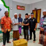 Ketua PWI Sergai Edi Saputra didampingi Sekretaris Darmawan menyerahkan biskisan kepada Ketua Ranting Muhammadiyah Simpang Empat Paidi.