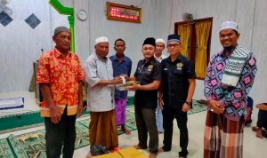 Ketua PWI Sergai Edi Saputra didampingi Sekretaris Darmawan menyerahkan biskisan kepada Ketua Ranting Muhammadiyah Simpang Empat Paidi.