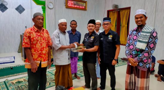 Ketua PWI Sergai Edi Saputra didampingi Sekretaris Darmawan menyerahkan biskisan kepada Ketua Ranting Muhammadiyah Simpang Empat Paidi.