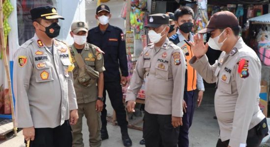 Kapolres Sergai AKBP Ali Machfud (kiri) saat meninjau sejumlah pos pantau.