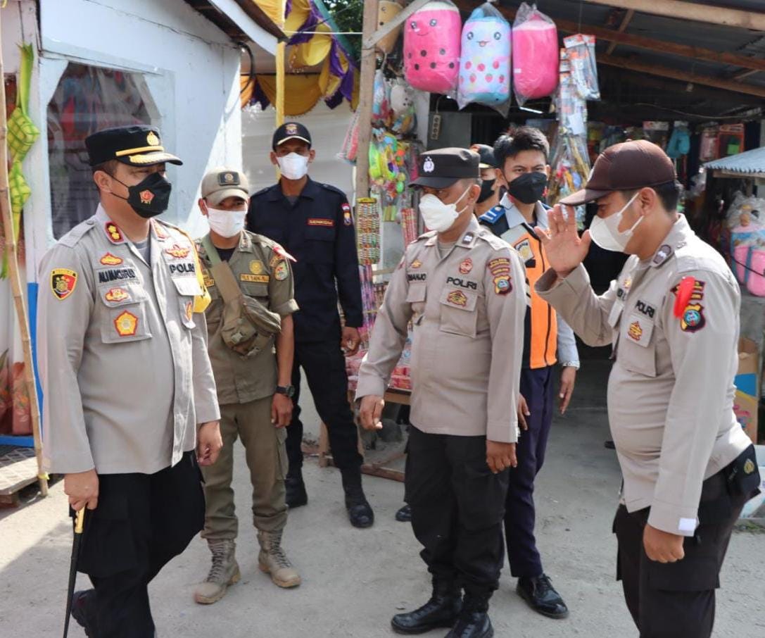 Kapolres Sergai AKBP Ali Machfud (kiri) saat meninjau sejumlah pos pantau.