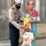 Salah satu warga kurang mampu menerima paket sembako dari Juarno Nosis siswa Setukpa Lemdikpol.