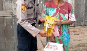 Salah satu warga kurang mampu menerima paket sembako dari Juarno Nosis siswa Setukpa Lemdikpol.