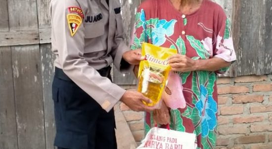 Salah satu warga kurang mampu menerima paket sembako dari Juarno Nosis siswa Setukpa Lemdikpol.
