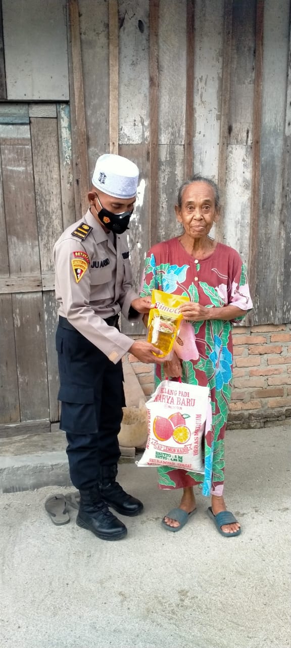 Salah satu warga kurang mampu menerima paket sembako dari Juarno Nosis siswa Setukpa Lemdikpol.