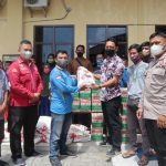 Personil Polres Sergai saat dilokasi penyerahan sembako kepada warga penyandang disabilitas di Desa Firdaus Kecamatan Sei Rampah.
