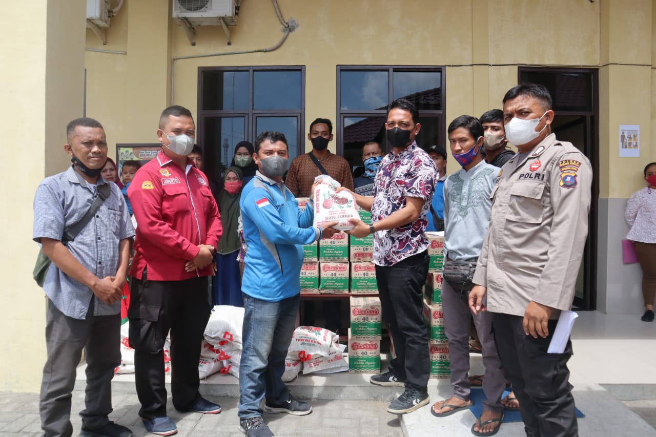 Personil Polres Sergai saat dilokasi penyerahan sembako kepada warga penyandang disabilitas di Desa Firdaus Kecamatan Sei Rampah.
