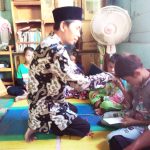 Pimpinan Rumah Qur'an Bahrul Ulum Al-Khoiriyah Padangsidimpuan, Ustadz Erwin Simatupang, M. Pd saat menyantuni para anak yatimdan dhu'afa di Tano Tombangan.