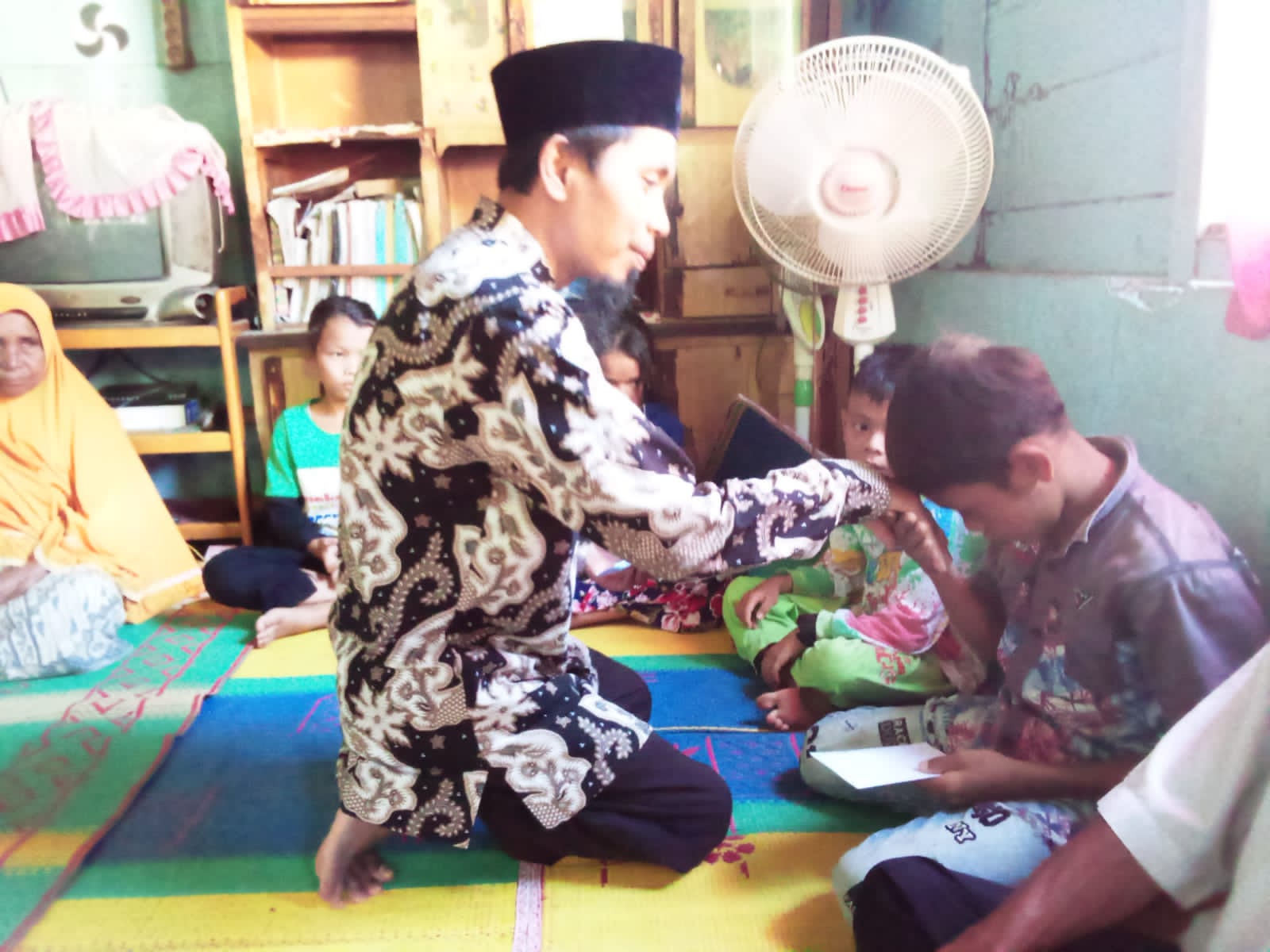 Pimpinan Rumah Qur'an Bahrul Ulum Al-Khoiriyah Padangsidimpuan, Ustadz Erwin Simatupang, M. Pd saat menyantuni para anak yatimdan dhu'afa di Tano Tombangan.