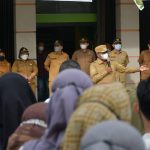 Bupati Sergai Darma Wijaya memberikan arahan dalam sidak kedisiplinan sekaligus mengecek kesiapan layanan publik di sejumlah kantor di Sei Rampah dan Perbaungan, Senin (9/5/2022).