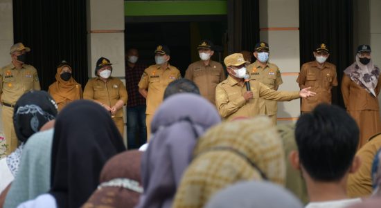 Bupati Sergai Darma Wijaya memberikan arahan dalam sidak kedisiplinan sekaligus mengecek kesiapan layanan publik di sejumlah kantor di Sei Rampah dan Perbaungan, Senin (9/5/2022).