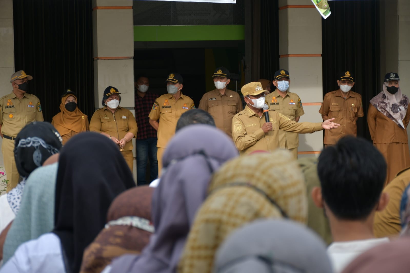 Bupati Sergai Darma Wijaya memberikan arahan dalam sidak kedisiplinan sekaligus mengecek kesiapan layanan publik di sejumlah kantor di Sei Rampah dan Perbaungan, Senin (9/5/2022).