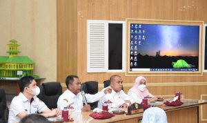 Bupati Sergai Darma Wijaya memberikan arahan kepada Kades yang baru dilantik dalam acara pembekalan yang digelar di Aula Sultan Serdang, Kompleks Kantor Bupati Sergai, Sei Rampah, Rabu (11/5/2022).