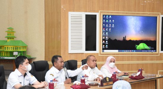 Bupati Sergai Darma Wijaya memberikan arahan kepada Kades yang baru dilantik dalam acara pembekalan yang digelar di Aula Sultan Serdang, Kompleks Kantor Bupati Sergai, Sei Rampah, Rabu (11/5/2022).