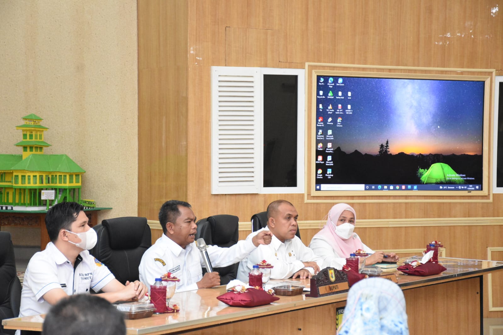 Bupati Sergai Darma Wijaya memberikan arahan kepada Kades yang baru dilantik dalam acara pembekalan yang digelar di Aula Sultan Serdang, Kompleks Kantor Bupati Sergai, Sei Rampah, Rabu (11/5/2022).