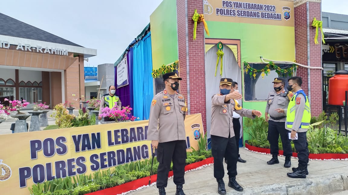 Kapolres Sergai AKBP Dr Ali Machfud saat cek arus mudik di Pos Pam Kecamatan Perbaungan, Sergai beberapa waktu lalu.