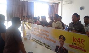 125 peserta calon kandidat Kepala Desa eks Barumun  mengikuti tes uji bebas narkoba dan Covid -19 di Puskesmas Sibuhuan,Kecamatan Barumun.
