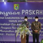Didampingi Wabup Adlin Tambunan,Bupati Sergai Darma Wijaya memberikan sambutan saat diundang dalam perayaan Paskah ASN di lingkungan Pemkab Sergai di Pondok Permai Pantai Cermin.