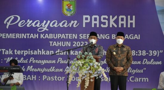 Didampingi Wabup Adlin Tambunan,Bupati Sergai Darma Wijaya memberikan sambutan saat diundang dalam perayaan Paskah ASN di lingkungan Pemkab Sergai di Pondok Permai Pantai Cermin.