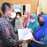 Bupati Sergai Darma Wijaya menyerahkan data sebaran keluarga resiko stunting kepada Kecamatan Sei Rampah.