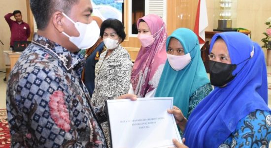 Bupati Sergai Darma Wijaya menyerahkan data sebaran keluarga resiko stunting kepada Kecamatan Sei Rampah.