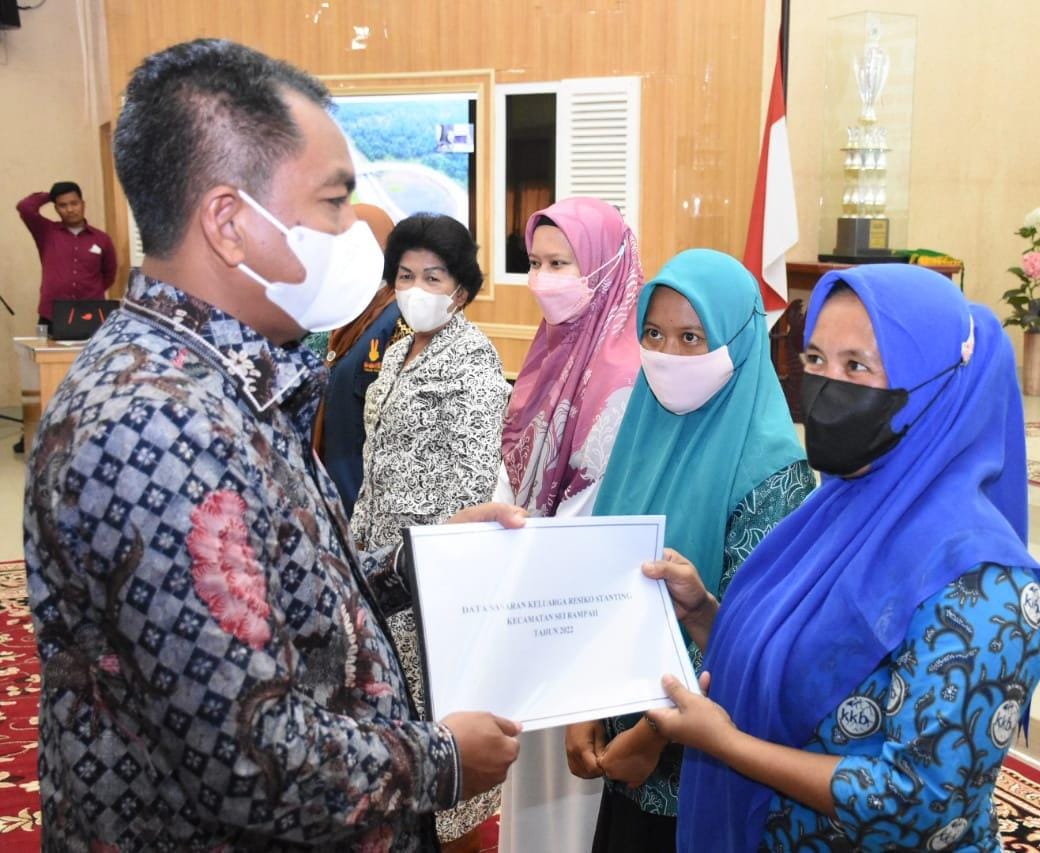 Bupati Sergai Darma Wijaya menyerahkan data sebaran keluarga resiko stunting kepada Kecamatan Sei Rampah.