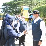 Wabup Sergai H. Adlin Umar Yusri Tambunan, ST, MSP (kanan) memberikan selamat kepada peserta Apel Siaga Long Form Sensus Penduduk (LF SPa2020)