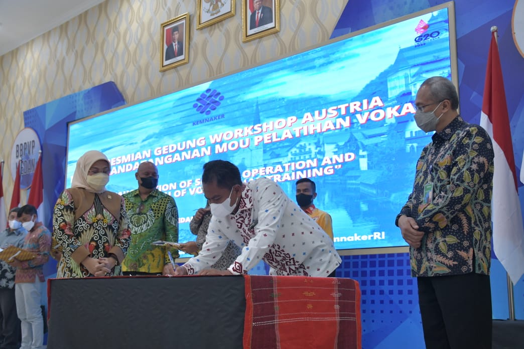 Bupati Sergai Darma Wijaya menandatangani Nota Kesepahaman Bersama (MoU) dengan Kementerian Ketenagakerjaan melalui Ditjend Binalavotas di BBPVP Jalan Gatot Subroto KM 7,8 Medan Sunggal, Selasa (17/05/2022).