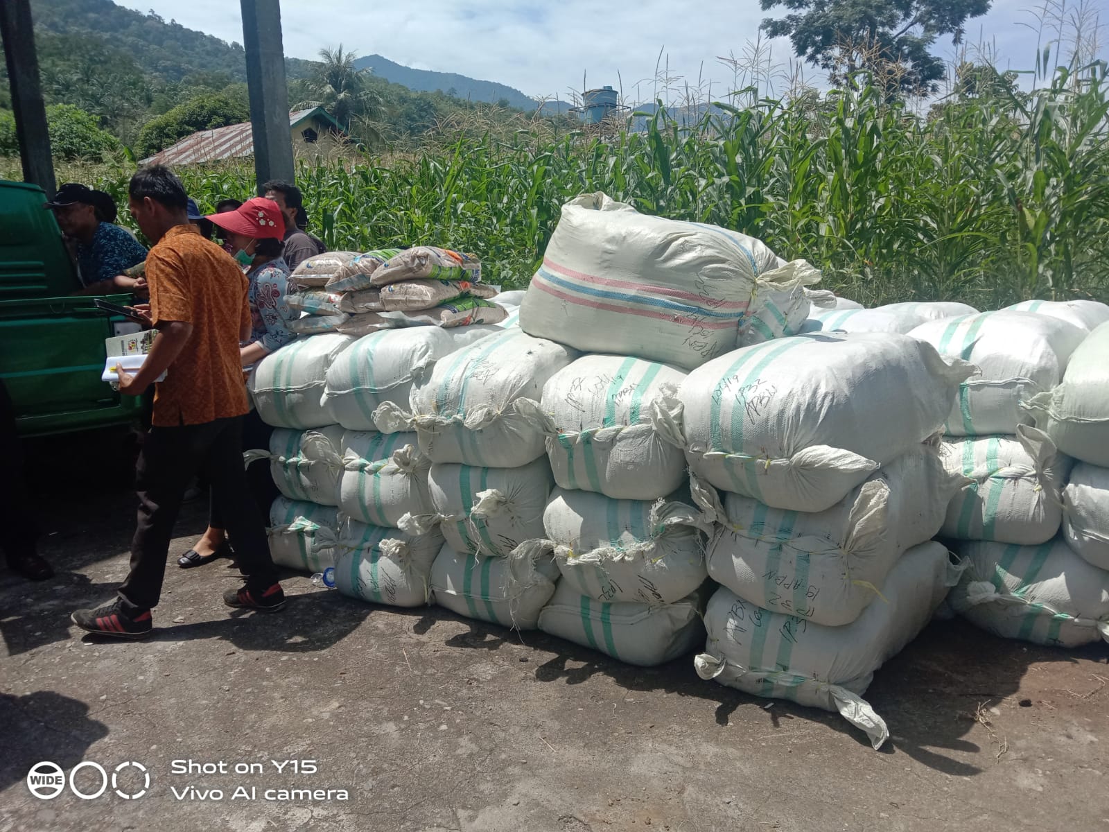 Kelompok Tani Kecamatan Kau Baleng dan Mardinding Kabupaten Karo menerima benih padi dari Dinas Tanaman Pangan dan Holtikultura Provsu, Kamis (19/5/2022)