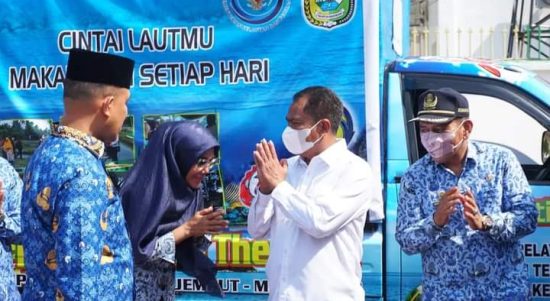 Bupati Sergai Darma Wijaya (kemeja putih) hadir dalam launching Inovasi “Kepiting 3 M” Dinas Perikanan dan Kelautan (Diskanla) Kabupaten Sergai di Lapangan Apel, Kompleks Kantor Bupati Sergai, Sei Rampah, Jumat (20/5/2022).