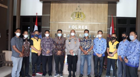Kapolres Ali Machfud,menerima kunjungan Ketua KPUD Sergai Erdian Wirajaya (lima dari kiri) dan komisioner lainya di Mapolres Sergai.