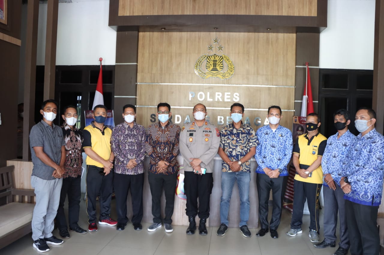 Kapolres Ali Machfud,menerima kunjungan Ketua KPUD Sergai Erdian Wirajaya (lima dari kiri) dan komisioner lainya di Mapolres Sergai.