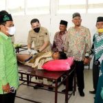 Ketua DPRD Sergai yang juga Ketua Kesira Sumut dr Riski Ramadhan Hasibuan, langsung melakukan khitan terhadap salah satu perserta khitan