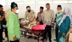 Ketua DPRD Sergai yang juga Ketua Kesira Sumut dr Riski Ramadhan Hasibuan, langsung melakukan khitan terhadap salah satu perserta khitan