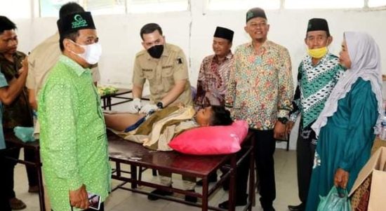 Ketua DPRD Sergai yang juga Ketua Kesira Sumut dr Riski Ramadhan Hasibuan, langsung melakukan khitan terhadap salah satu perserta khitan