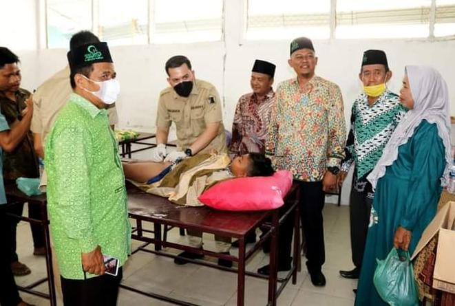 Ketua DPRD Sergai yang juga Ketua Kesira Sumut dr Riski Ramadhan Hasibuan, langsung melakukan khitan terhadap salah satu perserta khitan