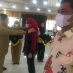 Assisten Pemerintahan Setdaprovsu H. Mhd Fitriyus memperagakan penyematan tanda pangkat penjabat (Pj)
