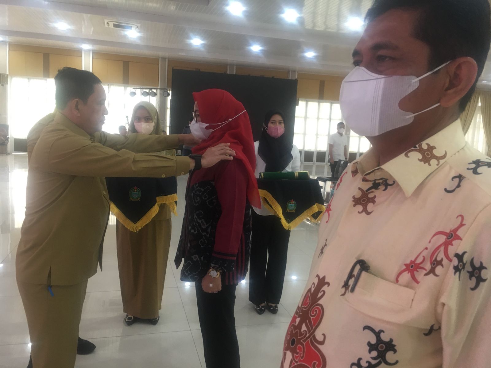 Assisten Pemerintahan Setdaprovsu H. Mhd Fitriyus memperagakan penyematan tanda pangkat penjabat (Pj)