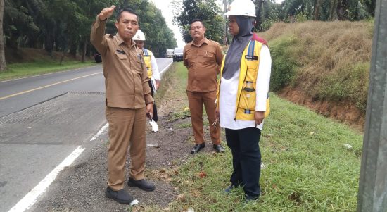 Kepala Dinas Pekerjaan Umum dan Perumahan Rakyat (PUPR) , Johan Sinaga, SE, MAP (kiri) saat mendampingi tim dari Satuan Kerja Perencanaan dan Pengawasan Jalan Nasional (P2JN).
