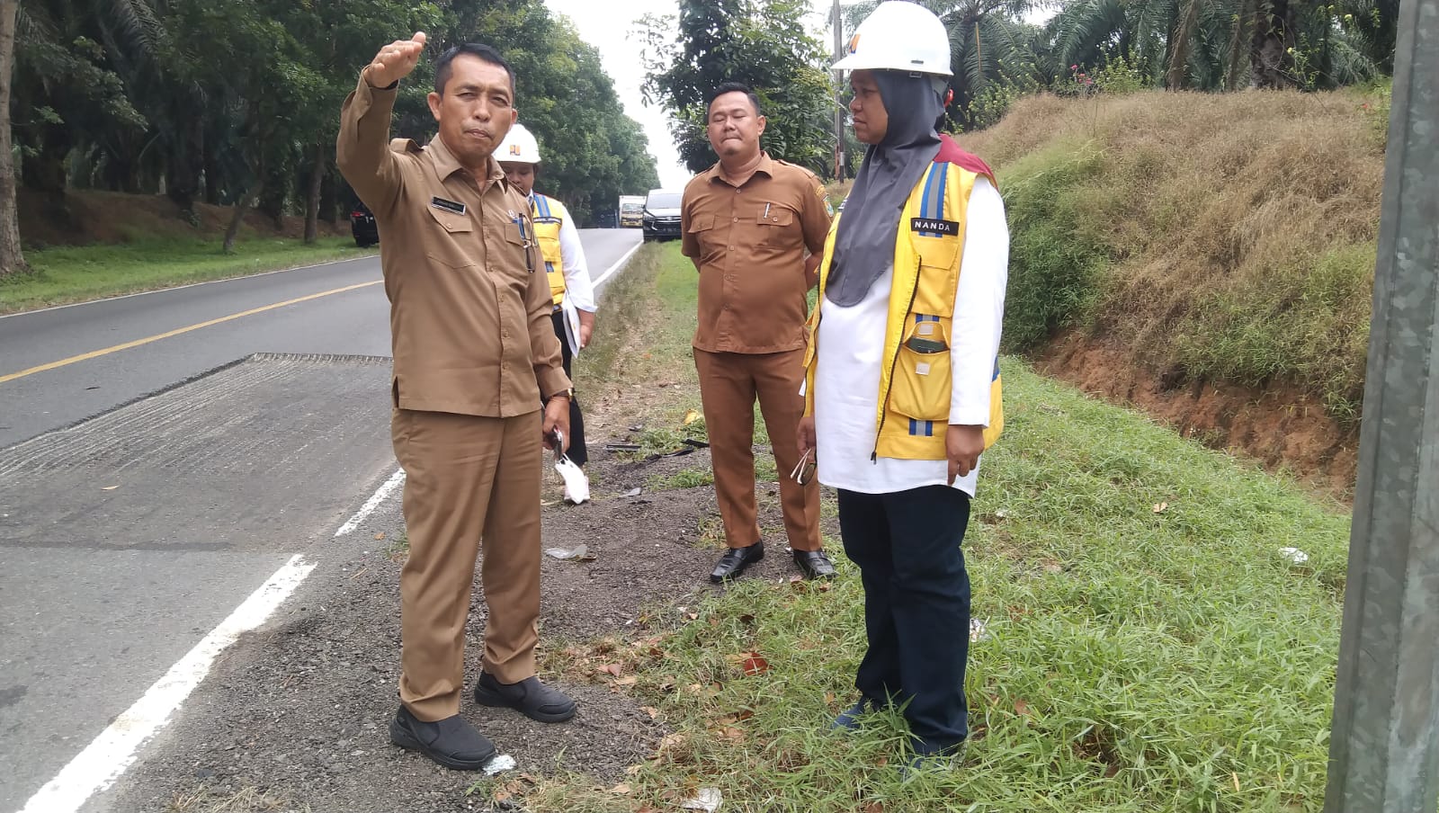 Kepala Dinas Pekerjaan Umum dan Perumahan Rakyat (PUPR) , Johan Sinaga, SE, MAP (kiri) saat mendampingi tim dari Satuan Kerja Perencanaan dan Pengawasan Jalan Nasional (P2JN).