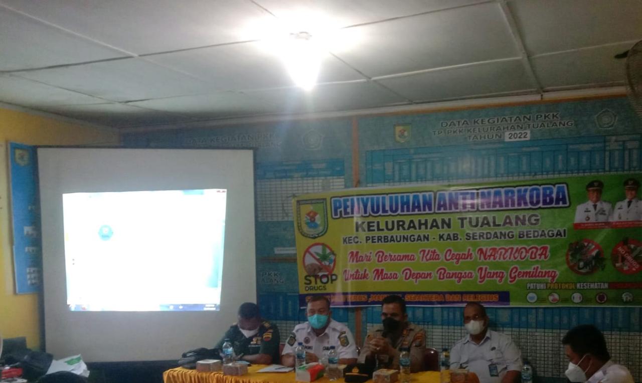 Kapolsek Perbaungan AKP M Pandiangan (tiga dari kiri) saat menghadiri penyuluhan anti nakoba di Aula Kantor Kelurahan Tualang.