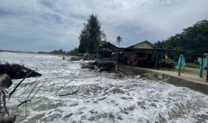 Sejumlah pondok rusak akibat abrasi yang melanda pesisir Pantai Jilbab, Kecamatan Susoh pada tahun 2021 lalu