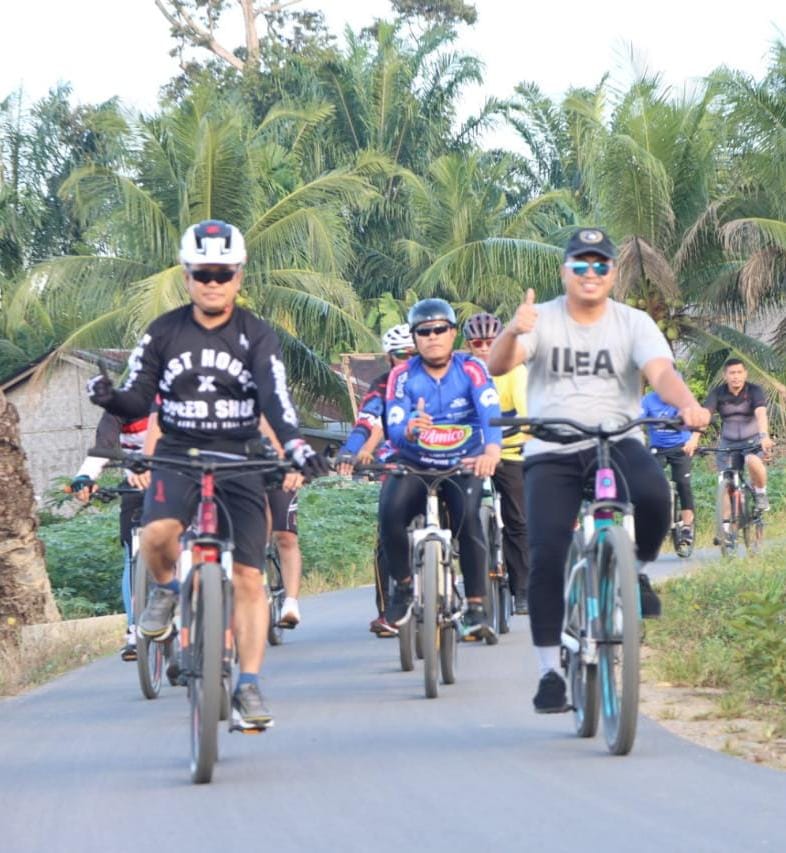 Kapolres Sergai AKBP Ali Machfud (kanan) saat gowes dengan anggota