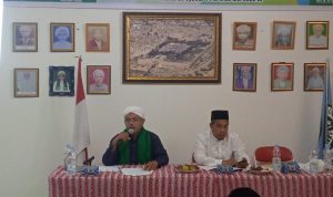 Drs. H. Rohyan Hasibuan, S.Pd.I.,M.Pd ( Kiri ) bersama Sekretaris kantor Kemenag Palas Ahmad Saidi Hasibuan,S.Pd.I memaparkan buku mengawal Warisan Ulama Padang Lawas .