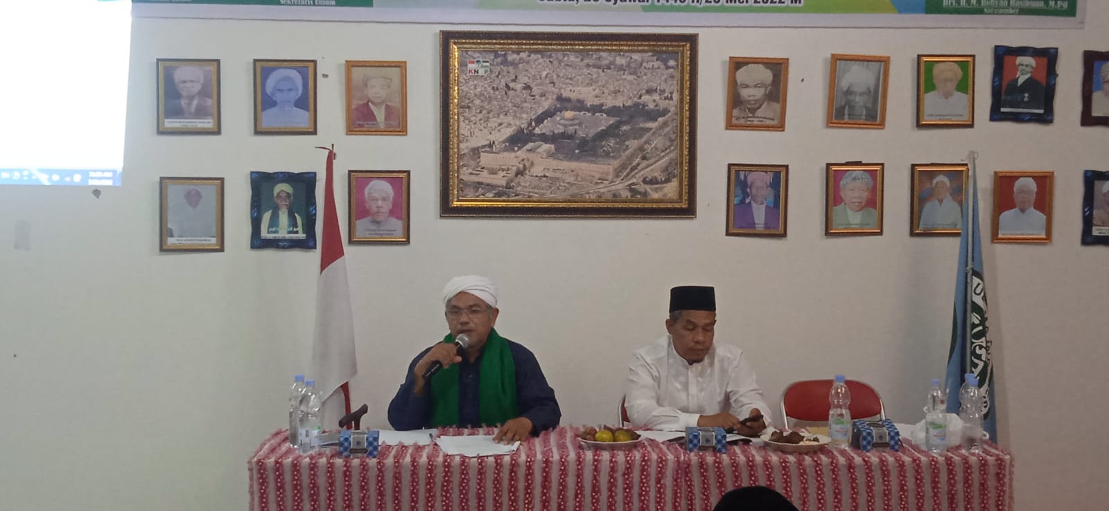 Drs. H. Rohyan Hasibuan, S.Pd.I.,M.Pd ( Kiri ) bersama Sekretaris kantor Kemenag Palas Ahmad Saidi Hasibuan,S.Pd.I memaparkan buku mengawal Warisan Ulama Padang Lawas .