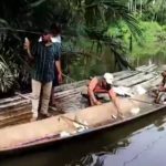 Warga desa Lawa Batu, Kecamatan Kuala, Nagan Raya terlihat sedang mengumpulkan ikan yang mati
